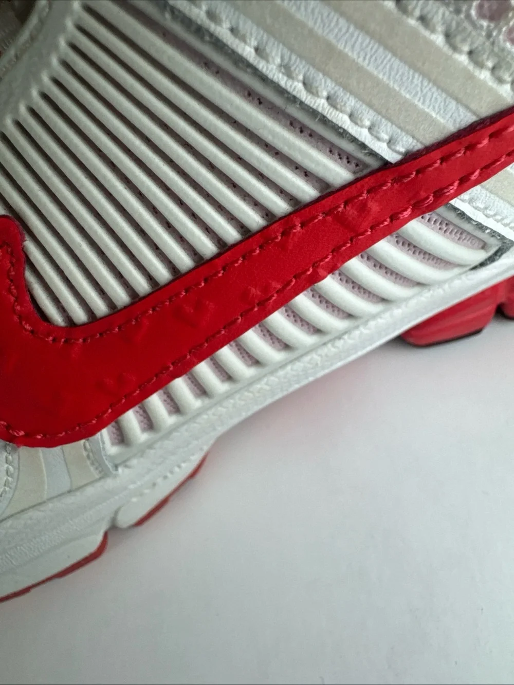 Nike Vomero 5 Valentine’s Size 5.5Y Kids White and Red Athletic Running Shoes